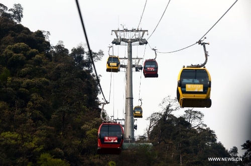 &nbsp; Tourists take cable cars while visiting the Sanqing Mountain in east China's Jiangxi Province, April 13, 2013. The scenic area of Sanqing Mountain entered a peak tourist season as temperature rises recently. (Xinhua/Zhou Ke)  