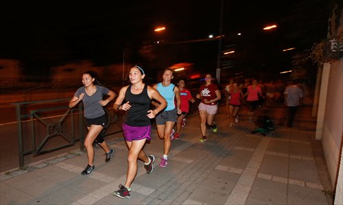 Girls run along the riverbank in Xuhui district in a weekly night event organized by Puxi Run, a women-only running club. Photo: Cai Xianmin/GT