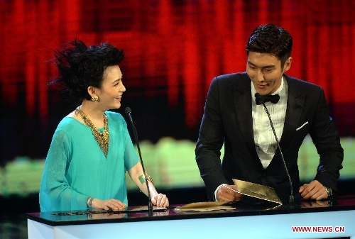 Actress Mavis Fan (L) and Korean actor Choi Siwon attend the presentation ceremony of the 32nd Hong Kong Film Awards as award presenters in south China's Hong Kong, April 13, 2013. (Xinhua/Chen Xiaowei)