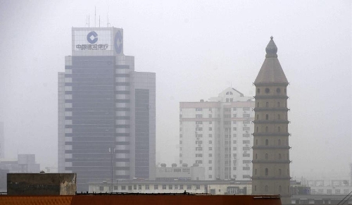  Buildings are shrouded in fog in Yinchuan, capital of northwest China's Ningxia Hui Autonomous Region, Feb. 17, 2013. (Xinhua/Li Ran) 