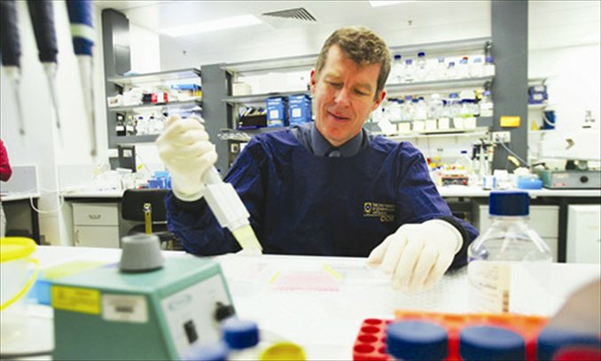 Professor Ian Frazer works in a biomedical laboratory on cervical cancer vaccine development at the Princess Alexandra Hospital in Brisbane, Australia. Photo: CFP