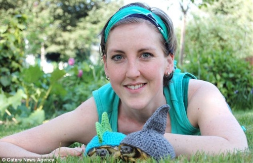 Canadian Katie Bradley has created hand-crocheted tortoise and turtle jumpers to keep pet turtles warm. (Photo Source: huanqiu.com)