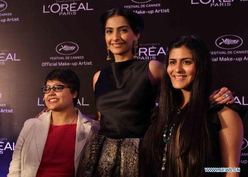Indian Bollywood actress Sonam Kapoor (C) poses for photos during a launch of L'Or Sunset Cannes collection in Mumbai, India, on May 6, 2013. (Xinhua/Stringer) 