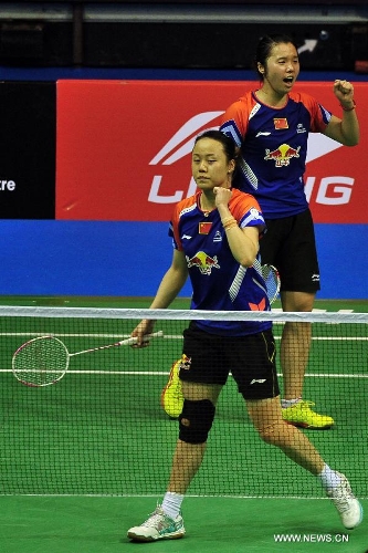 Zhao Yunlei (front) and Tian Qing of China react during their women's doubles finals against Misaki Matsutomo and Ayaka Takahashi of Japan in the Singapore Open badminton tournament in Singapore, June 23, 2013. Zhao Yunlei and Tian Qing won 2-0. (Xinhua/Then Chih Wey) 