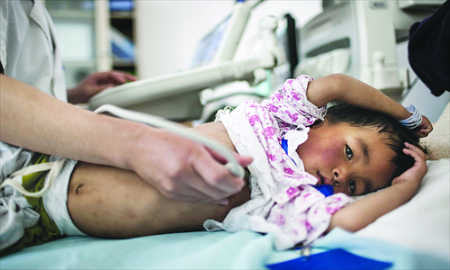  Tsedron, 3, cooperates with the doctor when receiving an ultrasonic examination. Photo: Li Hao/GT