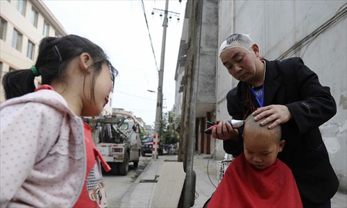 Quake-relief workers serve free lunches to local residents on a street in Lushan county, Sichuan Province on April 25. Photo: Li Hao/GT

