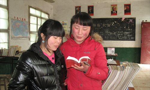 Xia Yuanyuan (right), daughter of Xia Zuhai, and Lin Jia read The Little Red Book. Photo: Liang Chen/GT