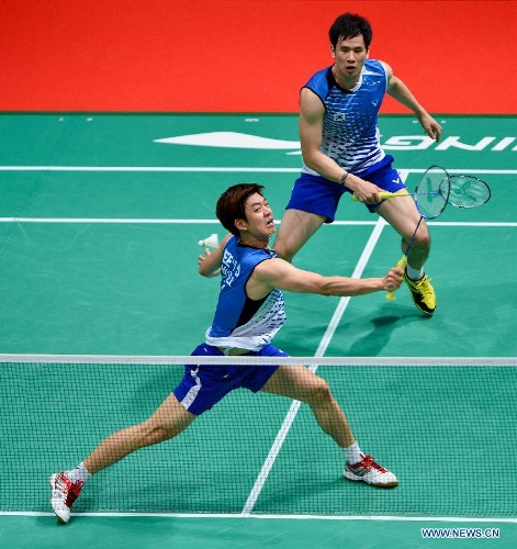 South Korea's Lee Yong Dae (front) and Ko Sung Hyun compete during men's doubles at the the 2013 Sudirman Cup world mixed team badminton championships against Jongjit Maneepong and Puanguapech Nipitphon of Thailand in Kuala Lumpur, Malaysia, on May 21, 2013. Lee Yong Dae and Ko Sung Hyun won 2-0. (Xinhua/Zhang Wenzong) 