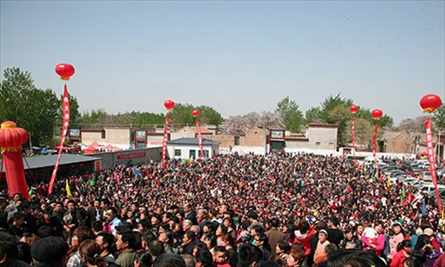 Crowds attend the unveiling of a bronze statue of former Chinese leader Mao Zedong at Liuguangying village, Linzhang county in Hebei Province on the morning of April 25. Photo: ifeng.com