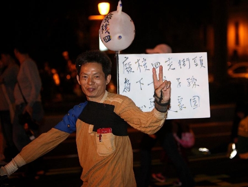 An activist carries a placard on his back during an anti-nuclear demonstration in Taipei, southeast China's Taiwan, March 9, 2013. Thousands of anti-nuclear activists around Taiwan took to streets on Saturday to protest against Taiwan's fourth nuclear power plant project, which is supported by local authorities. (Xinhua/Xie Xiudong) 