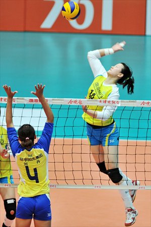 Chen Liyi (right) of Tianjin returns to Liaoning during the two sides' Chinese Women's Volleyball League game in Tianjin on Thursday. Chen scored a game-high 22 points in Tianjin's 25-15, 25-15, 25-18 victory. Photo: Xinhua 