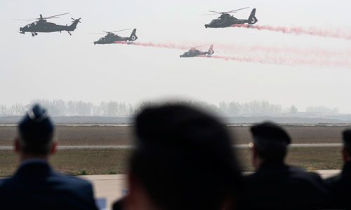 Chairman of the US Joint Chiefs of Staff Martin Dempsey watches a demonstration of WZ-9 and WZ-10 helicopters during his tour of Chinese army aviation forces and the University of National Defense on April 24. Photo: mil.news.sina.com.cn