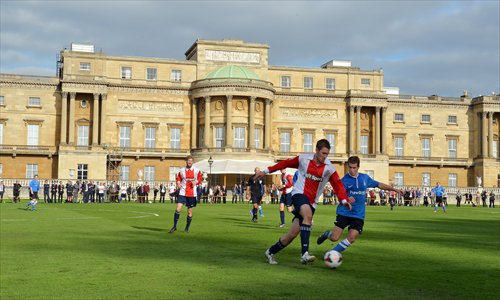 Players from Polytechnic and Civil Service vie the ball in a Southern Amateur League soccer match on the ground of Buckingham Palace, London, on Monday. Photo: CFP