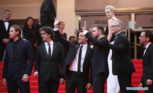  Director Ethan Coen (1st R), Joel Coen (2nd L), actor Garrett Hedlund (1st L), Oscar Isaac (3rd L) and Justin Timberlake (3rd R) pose for the screening of American film Inside Llewyn Davis in competition at the 66th Cannes Film Festival in Cannes, southern France, May 19, 2013. (Xinhua/Gao Jing) 