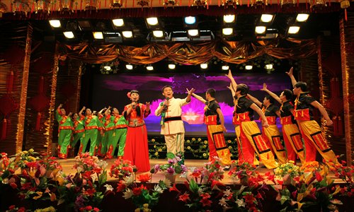 Fugu Er Ren Tai performers on stage
Photo: Courtesy of Fugu Er Ren Tai Troupe