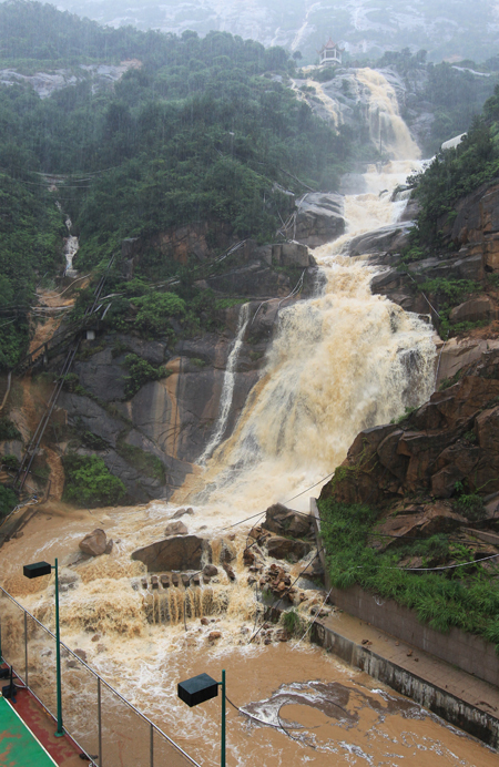 Flood water rushes down the mountains in Wenzhou, Zhejiang Province as the city was hit by a massive landslide due to tropical storm Talim on Monday. The State Oceanic Administration called on local residents to be well-prepared as the storm is moving to the northern waters of the South China Sea and the Taiwan Strait. Photo: CFP 

