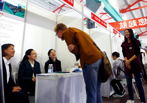 A young New Yorker studying at Fudan University looks for opportunities Tuesday at a job fair at Shanghai University of Finance and Economics. Photo: Yang Hui/GT