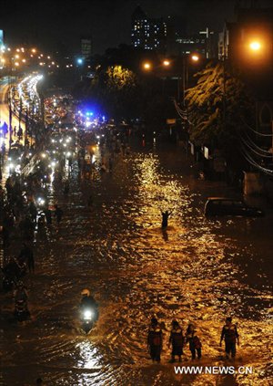 Casablanca street is inundated, causing long traffic jams at Kampung Melayu, East Jakarta, January 16, 2013. Rainy season causing floods hit East Jakarta, on midnight Tuesday, forced 6000 people in East Jakarta area to be displaced by the overflowing Ciliwung river. (Xinhua/Veri Sanovri) 