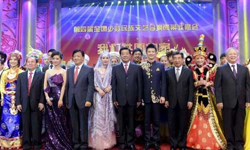 Jia Qinglin (6th R, front), chairman of the National Committee of the Chinese People's Political Consultative Conference, poses for a group photo with performers after the closing and awarding ceremony of the 4th National Ethnic Minority Arts Festival, in Beijing, capital of China, July 6, 2012. Photo: Xinhua