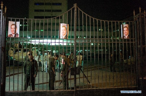 Soldiers guard at the entrance of Maadi Military Hospital in Cairo, Egypt, April 17, 2013. Egypt's prosecution ordered Wednesday to discharge former Egyptian President Hosni Mubarak from Maadi Military Hospital and send him back to Tora Prison Hospital, official Al-Ahram news website reported. (Xinhua/Li Muzi) 