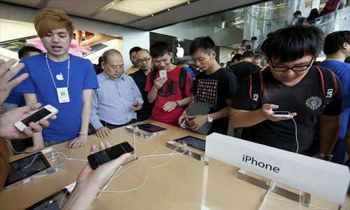 Customers examine the new iPhones at the Apple Store in Hong Kong on September 21, when the gadget debuted in a select batch of countries and regions worldwide. Photo: CFP