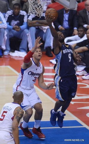 Memphis Grizzlies' Tony Allen (R) shoots against Los Angeles Clippers' Blake Griffin (C) during Game 5 of their Western Conference Quarterfinals of the 2013 NBA Playoffs in Los Angeles, the United States, April 30, 2013. Grizzlies beat Clippers 103-93 to take a 3-2 lead in their series Tuesday. (Xinhua/Yang Lei) 