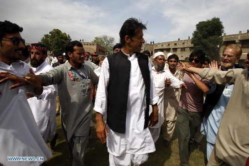 Pakistan's former cricket star-turned-politician Imran Khan (C) arrives during an election campaign rally in Charsadda, Pakistan, on May 4, 2013. Pakistan is scheduled to hold parliamentary elections on May 11. (Xinhua/Umar Qayyum)