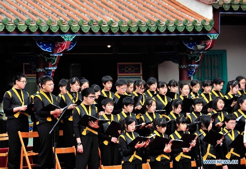 Students from Nanmen Junior High School participate in a spring sacrificing ceremony at the Confucius Temple in Taipei, southeast China's Taiwan, March 10, 2013. The annual ancient-style ceremony was held here on Sunday to encourage students to set clear goals and study hard in the beginning of a year. (Xinhua/Wu Ching-teng) 