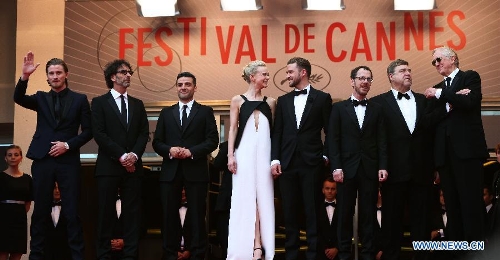  Director Ethan Coen (3rd R), Joel Coen (2nd L), actor Garrett Hedlund (1st L), Oscar Isaac (3rd L), Justin Timberlake (4th R) and actress Carey Mulligan (4th L) pose for the screening of American film Inside Llewyn Davis in competition at the 66th Cannes Film Festival in Cannes, southern France, May 19, 2013. (Xinhua/Gao Jing) 