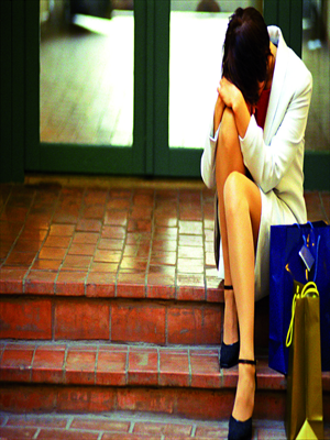 Right: A woman in despair. According to a recent study, women in bad relationships are more likely to want to take their lives. Photos: CFP