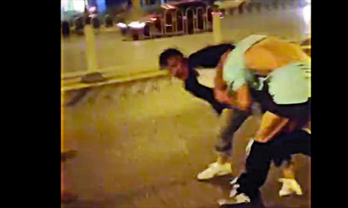 Stills from a cell phone video show a foreign man being pushed from a girl and then beaten up on the street. Photos: Youku 