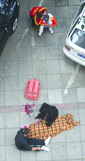 Inset: Relatives cry over the body of a woman covered up with a cloth, who fell from the 19th floor of a residential building in Chaoyang district, Beijing, in September 2011. The woman, who was less that 30 and had a 10-month-old baby, is thought to have committed suicide after suffering from postnatal depression. Photo: CFP