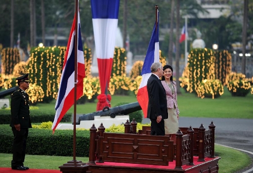Thai Prime Minister Yingluck Shinawatra (R) and France's Prime Minister Jean-Marc Ayrault attend a welcoming ceremony at the Government House in Bangkok, capital of Thailand, Feb. 5, 2013. (Xinhua/Gao Jianjun) 