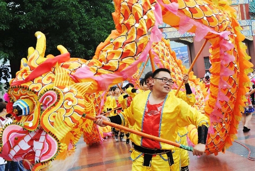 Performers play the dragon dance for the opening of the China Tourism Day and the 3rd Western China Tourism Industry Expo, in Chongqing, southwest China, May 19, 2013. Chongqing is the main venue for the 2013 China Tourism Day. (Xinhua/Li Jian)