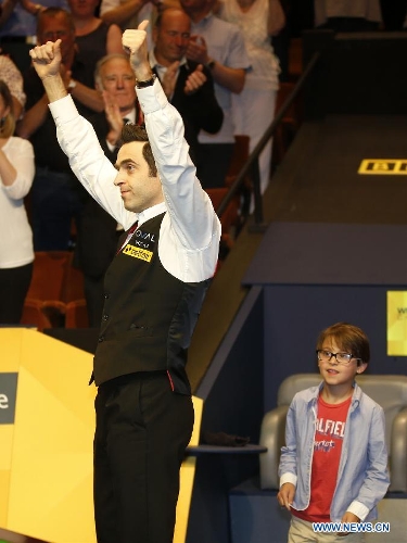 Ronnie O'Sullivan (L) of England celebrates with his son Ronnie Junior during the awarding ceremony for 2013 World Snooker Championship at the Crucible Theatre in Sheffield, Britain, May 6, 2013. Ronnie O'Sullivan sealed his fifth world title by defeating Barry Hawkins of England with 18-12 in the final. (Xinhua/Wang Lili) 