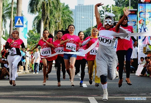  Indonesian women wearing high-heel shoes compete during Fun With Your Heels race in Jakarta, Indonesia, April 14, 2013. Runners were required to wear 7cm-high-heel shoes during the race. (Xinhua/Agung Kuncahya B.)