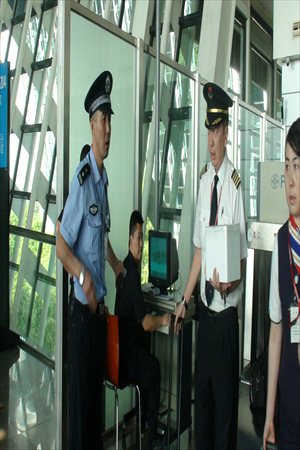 An airline captain carries the antivenin, which Shanghai traffic police escorted to the airport. Photo: Courtesy of the terminal police office of Pudong International Airport