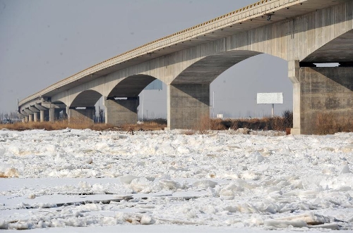  Photo taken on Jan. 21, 2013 shows the ice floating pass a bridge on the Yellow River near Yinchuan, capital of northwest China's Ningxia Hui Autonomous Region. More than 1,022 kilometers of the Yellow River's main stream were covered by floating ice due to the cold weather till Jan. 20. (Xinhua/Peng Zhaozhi) 