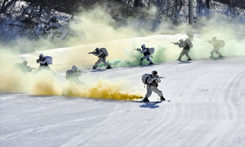 South Korea and US Marines take aim as they ski down a hill during a joint winter drill in Pyeongchang, some 180 kilometers east of Seoul, on Thursday. Marines from South Korea and the US took part in winter military drills, which began on Monday and run through February 22, to test their limits in extreme conditions. Photo: AFP