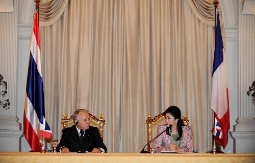 Thai Prime Minister Yingluck Shinawatra (R) and her French counterpart Jean-Marc Ayrault attend a joint press conference at the Government House in Bangkok, capital of Thailand, Feb. 5, 2013. (Xinhua/Gao Jianjun) 