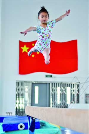 A young gymnast leaps from the balance beam. Photo: Cai Xianmin/GT 