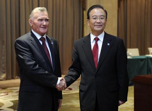 Chinese Premier Wen Jiabao (R) shakes hands with Prime Minister of Tajikistan Akil Akilov during a meeting with him in Urumqi, Northwest China's Xinjiang Uyghur Autonomous Region, September 2, 2012. Photo: Xinhua