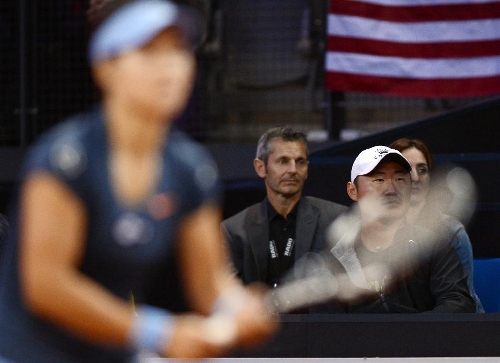 Jiang Shan (2nd R), husband of Li Na, watches Li Na's semi-final match of Porsche Tennis Grand Prix against Bethanie Mattek-Sands of the United States in Stuttgart, Germany, on April 27, 2013. Li Na won 2-0. (Xinhua/Ma Ning) 
