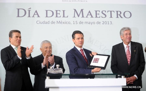 Image provided by Mexico's Presidency shows Mexican President Enrique Pena Nieto (R2) attending an event held to celebrate the Teachers' Day at the Official Residence of Los Pinos in Mexico City, capital of Mexico, on May 15, 2013. (Xinhua/Mexico's Presidency)