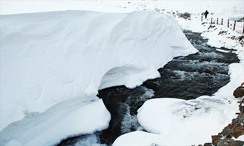 The snow and ice surrounding a hot spring have melted, as seen in this photo taken by CRI reporters at Changbai Mountain in Northeast China's Jilin Province. (CRI Online)