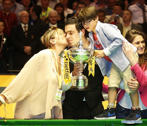 Ronnie O'Sullivan (2nd L) of England celebrates with his family during the awarding ceremony for 2013 World Snooker Championship at the Crucible Theatre in Sheffield, Britain, May 6, 2013. Ronnie O'Sullivan sealed his fifth world title by defeating Barry Hawkins of England with 18-12 in the final. (Xinhua/Wang Lili) 