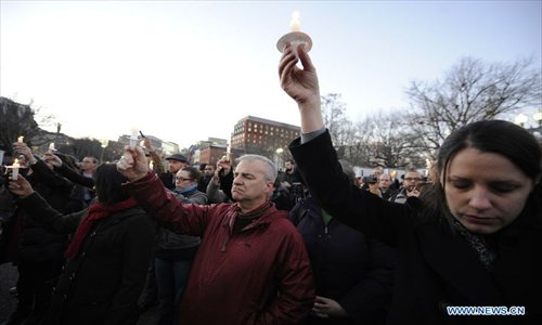 Supporters of gun control legislation hold candles during a rally to pay respect for the shooting victims in front of the White House in Washington, capital of the United States, Dec. 14, 2012, following a deadly shooting spree in an elementary school in Newtown, Connecticut, which took place earlier in the day. Photo: Xinhua