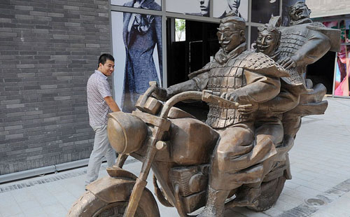 A set of stylish terracotta warrior statues was unveiled in Xi'an, northwest China's Shaanxi Province, on July 6, 2012. Photo: chinanews.com
