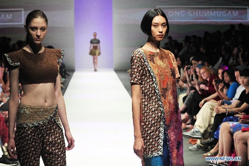 Models present creations by Singaporean designer Ong Shunmugam during the Audi Fashion Festival held in Singapore's Marina Bay, May 18, 2013. (Xinhua/Then Chih Wey) &nbsp;