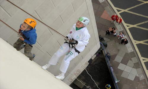 British grandmother Doris Long celebrated her 99th birthday in the UK as the oldest person in the world to complete an abseil. Photo: CFP